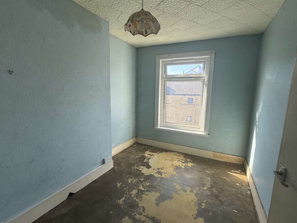 Lot: 108 - HOUSE CLOSE TO TOWN CENTRE IN NEED OF REFURBISHMENT - Bedroom 2 in House in Need of Refurbishment